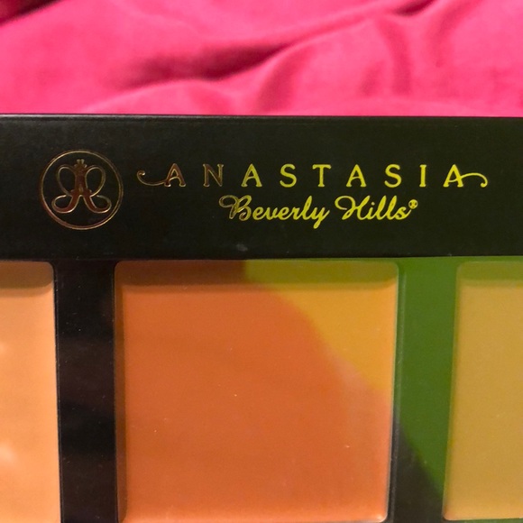 Anastasia Beverly Hills Contour Kit - Picture 2 of 4